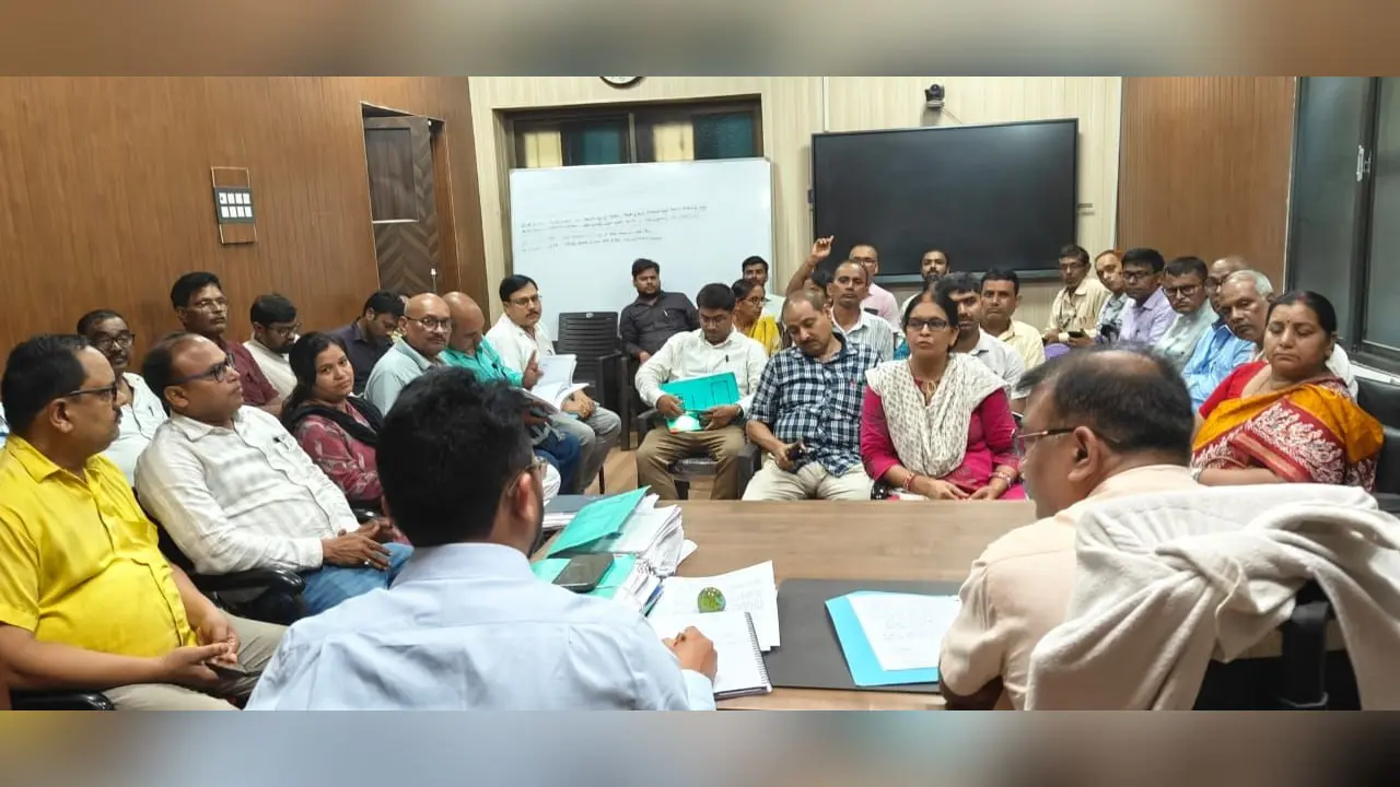 समीक्षा बैठक के दौरान डीइओ | Prabhat Khabar Network समीक्षा बैठक के दौरान डीइओ | Prabhat Khabar Network