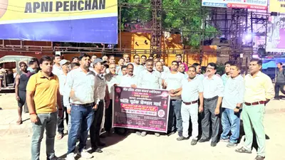 आगरा कैंट घटना के विरोध में गया जंक्शन पर स्टेशन मास्टर्स का कैंडल मार्च, सुरक्षा और कार्रवाई की मांग