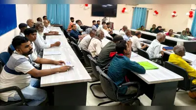 नवादा: पेंशन, मुआवजा और सरकारी योजनाओं की समस्याएं लेकर पहुंचे फरियादी, जनसुनवाई में 42 आवेदन प्राप्त
