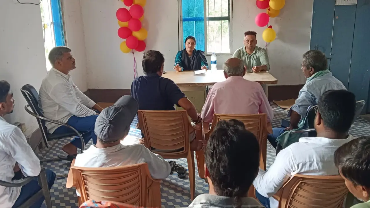 फोटो कैप्शन - प्रखंड सभागार में डीलरों के साथ बैठक करते एमओ | Prabhat Khabar Network फोटो कैप्शन - प्रखंड सभागार में डीलरों के साथ बैठक करते एमओ | Prabhat Khabar Network