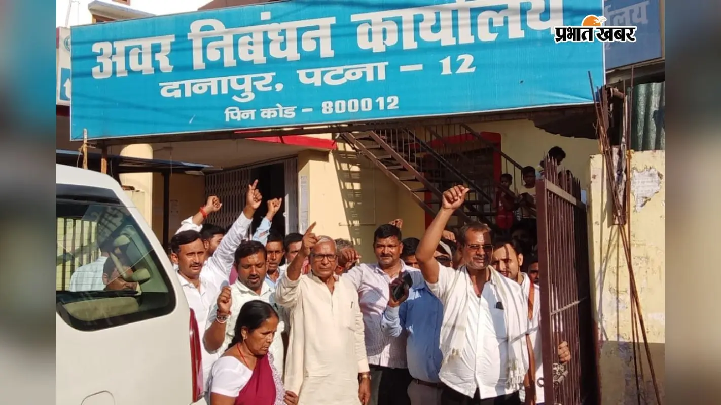 नई व्यवस्था को वापस लेने की मांग करते लोग नई व्यवस्था को वापस लेने की मांग करते लोग
