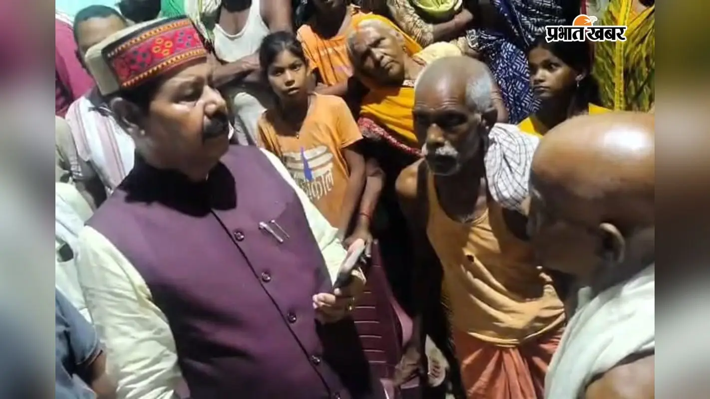 पीड़ित परिवार से मिलते मनेर विधायक भाई विरेंद्र पीड़ित परिवार से मिलते मनेर विधायक भाई विरेंद्र