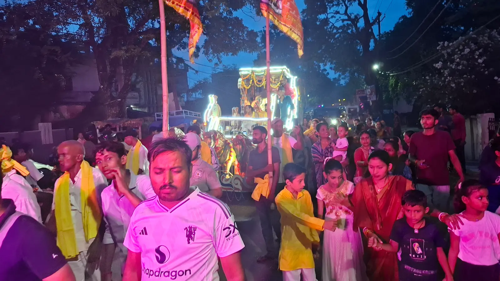 रथयात्रा में शामिल श्रद्धालु | Prabhat Khabar Network रथयात्रा में शामिल श्रद्धालु | Prabhat Khabar Network