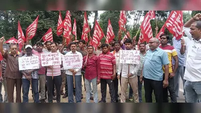 नौकरी की गारंटी के लिए पास सेक्शन पर ठेका श्रमिकों का प्रदर्शन