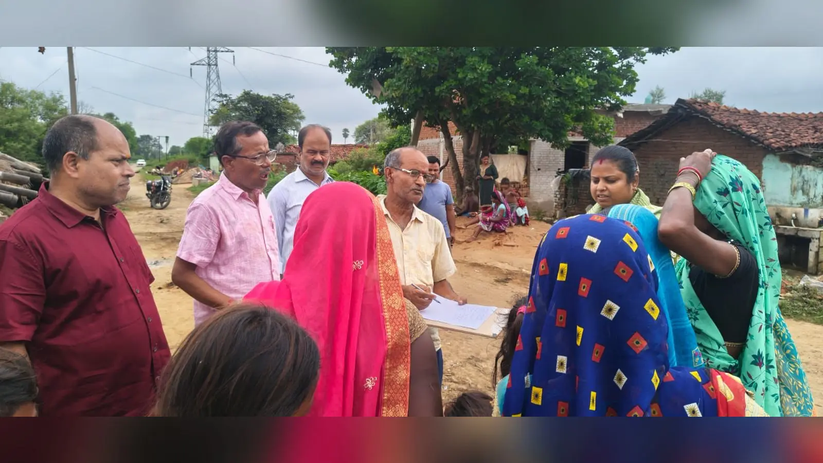 सबेजोर हरिजन टोला के बच्चों का नामांकन करवाते बीईईओ अमिताभ झा,मुखिया खुशबू कुमारी व अन्य | Prabhat Khabar Network सबेजोर हरिजन टोला के बच्चों का नामांकन करवाते बीईईओ अमिताभ झा,मुखिया खुशबू कुमारी व अन्य | Prabhat Khabar Network