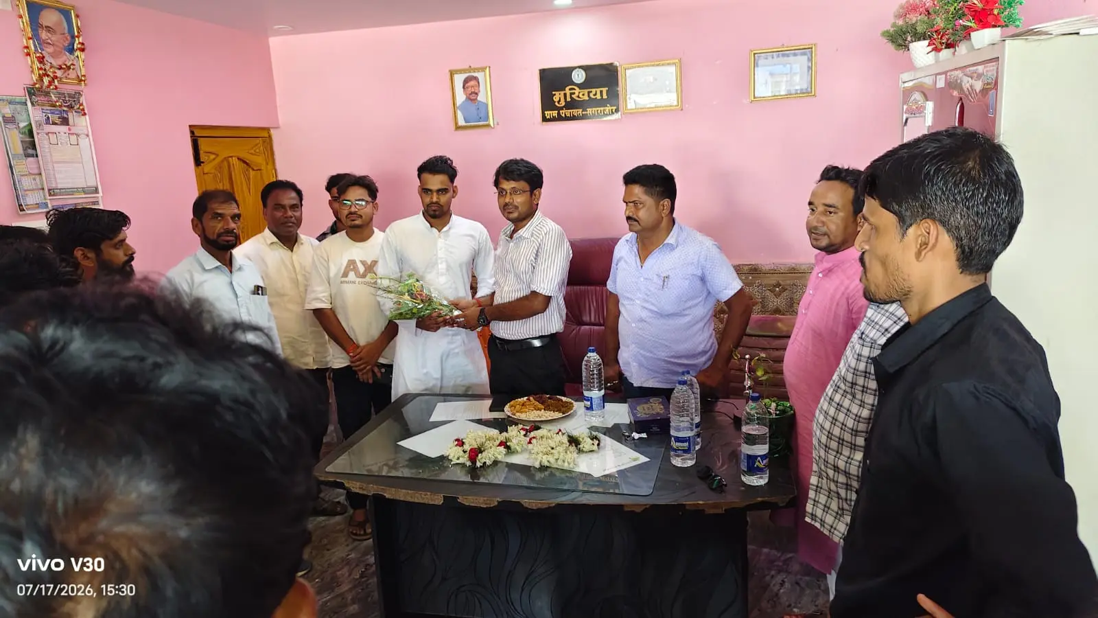 छात्र को सम्मानित करते बीडीओ मुखिया व ग्रामीण | Prabhat Khabar Network छात्र को सम्मानित करते बीडीओ मुखिया व ग्रामीण | Prabhat Khabar Network