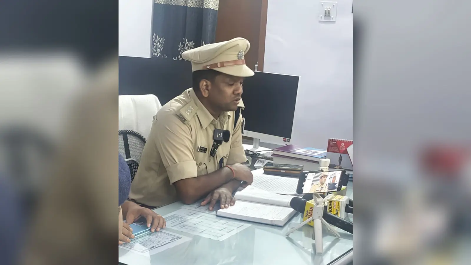 प्रेस वार्ता करते एसडीपीओ सुबोध कुमार सिन्हा | Prabhat Khabar Network प्रेस वार्ता करते एसडीपीओ सुबोध कुमार सिन्हा | Prabhat Khabar Network