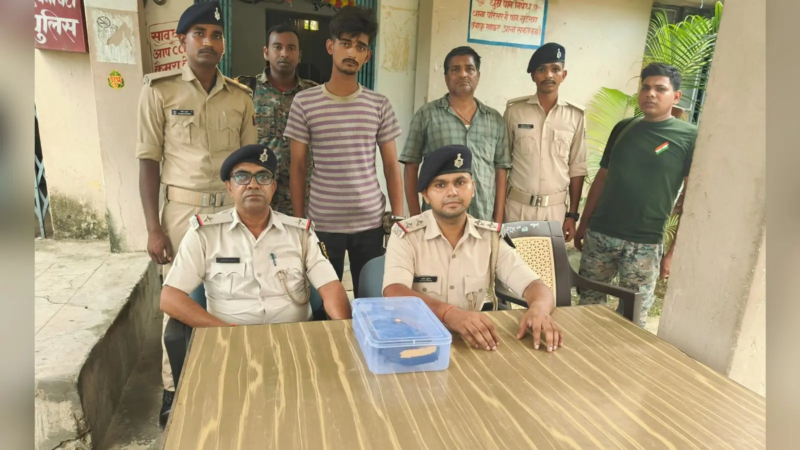 रुद्रपुर थाना पर पुलिस एवं धराया अपराधी व एसडीपीओ सुबोध कुमार सिन्हा केके कार्यालय प्रकोष्ठ में प्रेस को जानकारी देते एसडीपीओ | Prabhat Khabar Network रुद्रपुर थाना पर पुलिस एवं धराया अपराधी व एसडीपीओ सुबोध कुमार सिन्हा केके कार्यालय प्रकोष्ठ में प्रेस को जानकारी देते एसडीपीओ | Prabhat Khabar Network