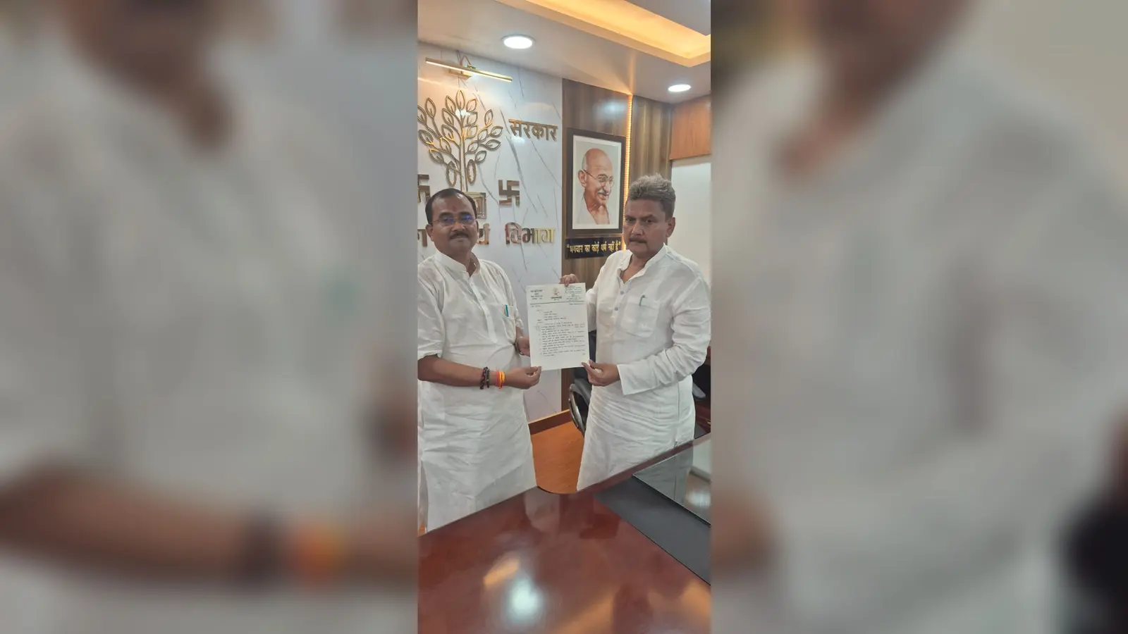 मंत्री को ज्ञापन सौंपते विधायक | Prabhat Khabar Network मंत्री को ज्ञापन सौंपते विधायक | Prabhat Khabar Network