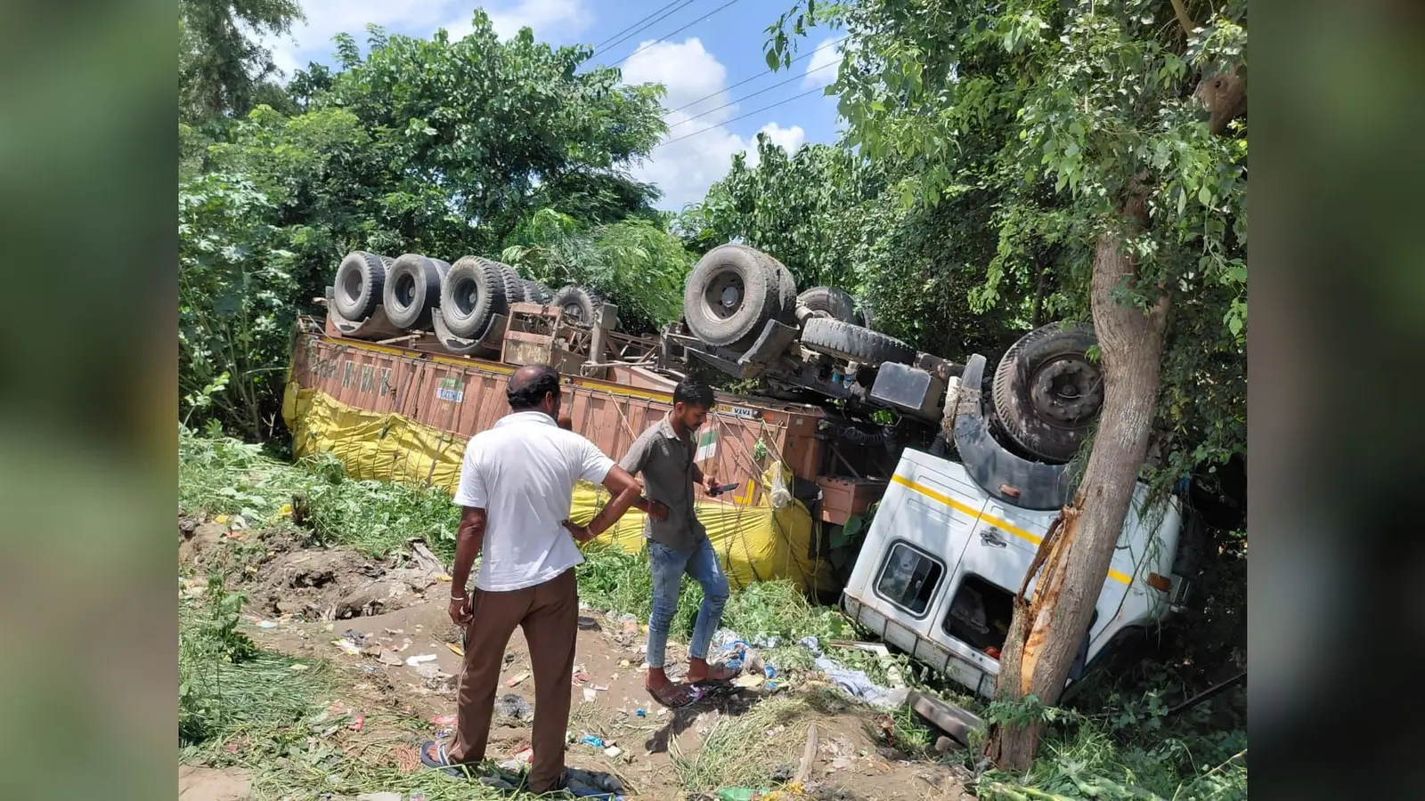 दुर्घटनाग्रस्त ट्रक | Prabhat Khabar Network दुर्घटनाग्रस्त ट्रक | Prabhat Khabar Network