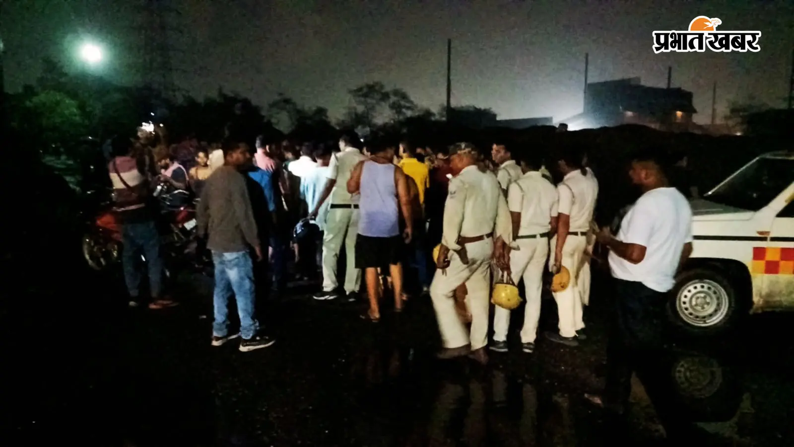 धमाके की आवाज सुनकर प्लांट के बाहर जुटे स्थानीय लोग. फोटो : प्रभात खबर धमाके की आवाज सुनकर प्लांट के बाहर जुटे स्थानीय लोग. फोटो : प्रभात खबर