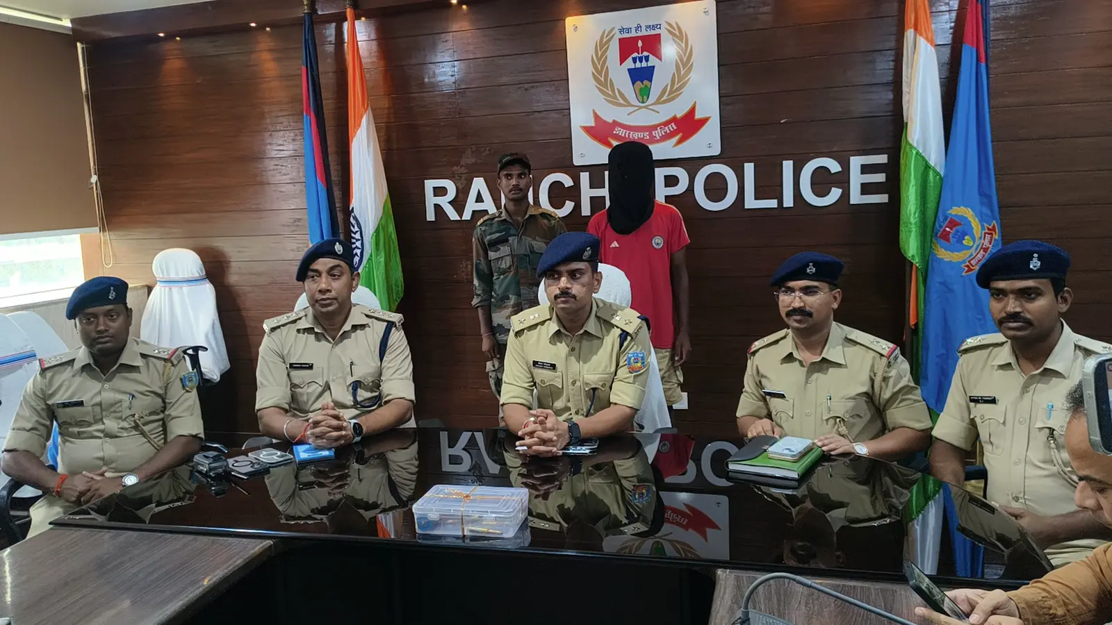 बेड़ो फोटो- ग्रामीण एसपी जानकारी देते, हिरास्त में विकास मुंडा. | Prabhat Khabar Network बेड़ो फोटो- ग्रामीण एसपी जानकारी देते, हिरास्त में विकास मुंडा. | Prabhat Khabar Network