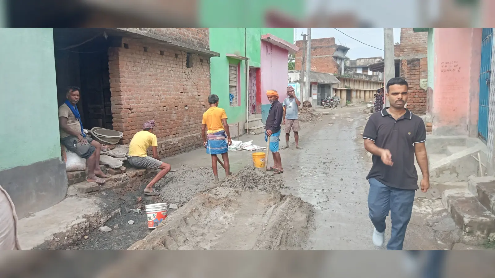 सड़क की मरमम्त करते श्रमिक. | Prabhat Khabar Network सड़क की मरमम्त करते श्रमिक. | Prabhat Khabar Network