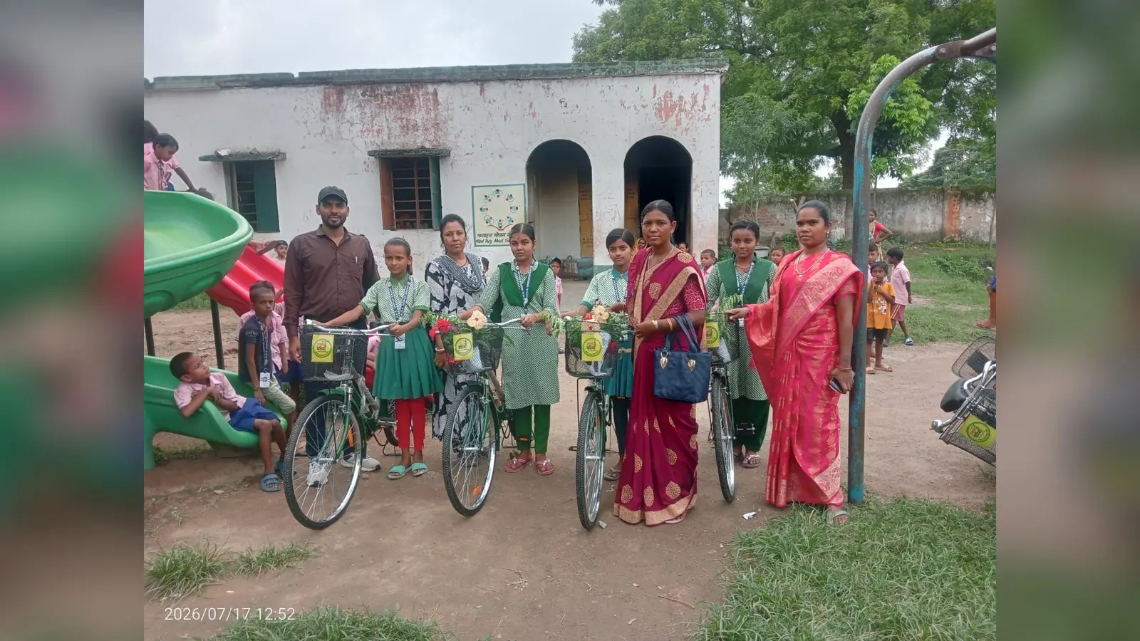बच्चों के बीच साइकिल वितरित करती प्रखंड प्रमुख. | Prabhat Khabar Network बच्चों के बीच साइकिल वितरित करती प्रखंड प्रमुख. | Prabhat Khabar Network