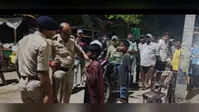 कैमूर:  भगवानपुर बाजार में पुलिस की सख्ती, मटरगश्ती कर रहे युवकों की लगी क्लास, संदिग्ध बाइकसवार हिरासत में