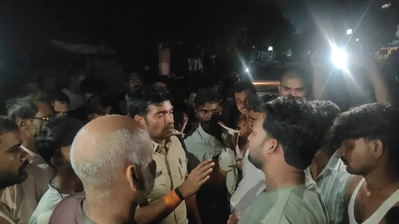 रोहतास: चेनारी में पुलिस गाड़ी की टक्कर से युवक की मौत,
लोगों में आक्रोश; रातभर हाईवे जामकर की नारेबाजी