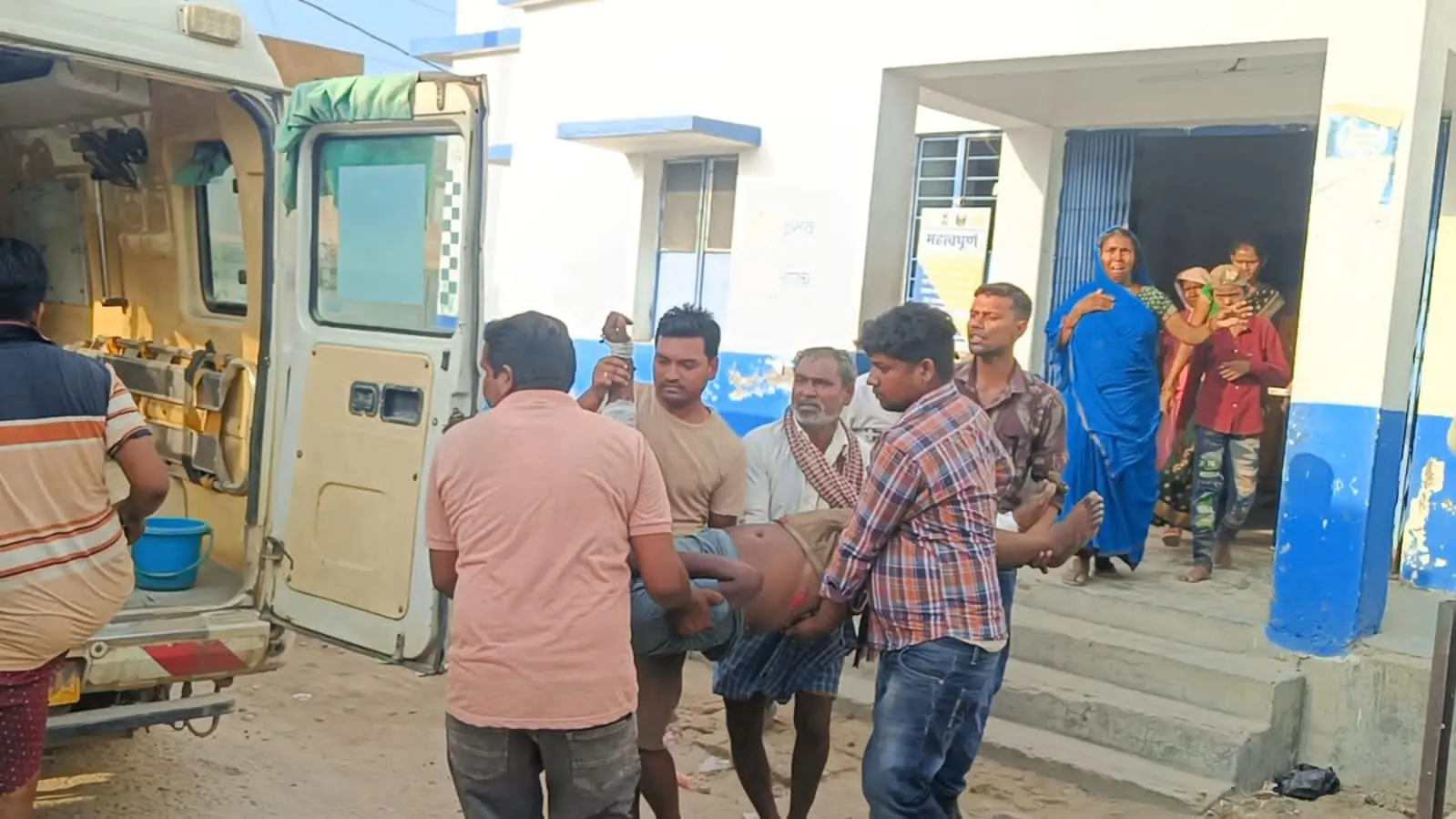 घायल युवक को उठा कर अस्पताल ले जाते लोग | Prabhat Khabar Network घायल युवक को उठा कर अस्पताल ले जाते लोग | Prabhat Khabar Network