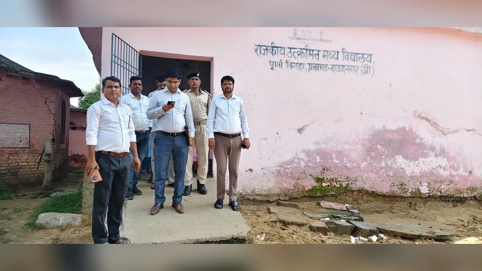 संभावित शिविर स्थल का जायजा लेते पदाधिकारी | Prabhat Khabar Network संभावित शिविर स्थल का जायजा लेते पदाधिकारी | Prabhat Khabar Network