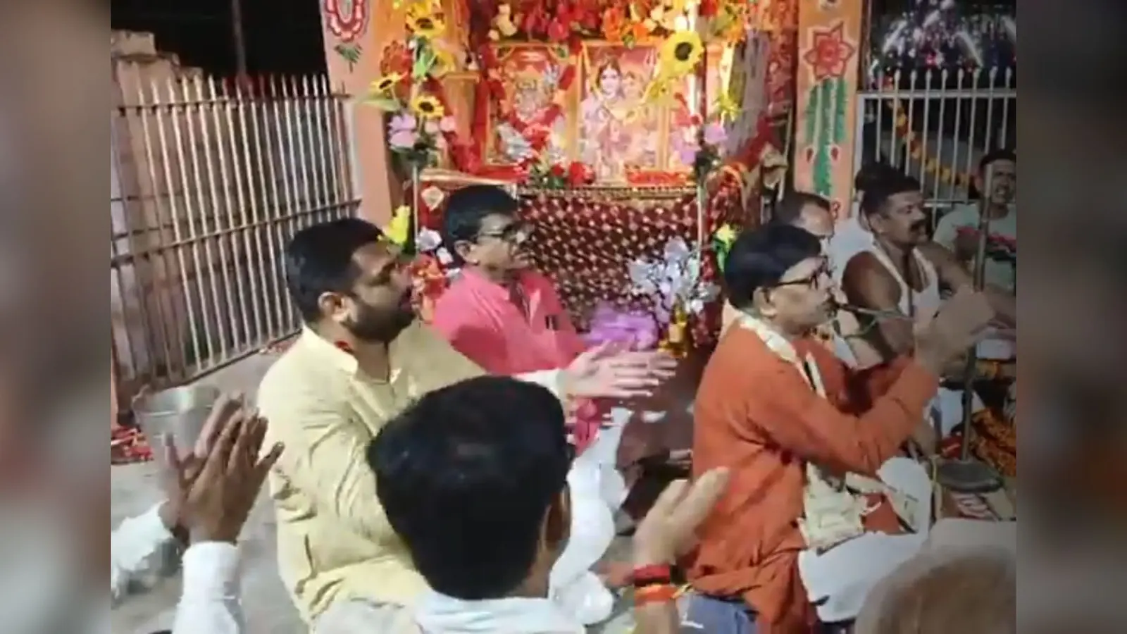 कीर्तन कार्यक्रम में भाग लेते परबत्ता विधायक | Prabhat Khabar Network कीर्तन कार्यक्रम में भाग लेते परबत्ता विधायक | Prabhat Khabar Network