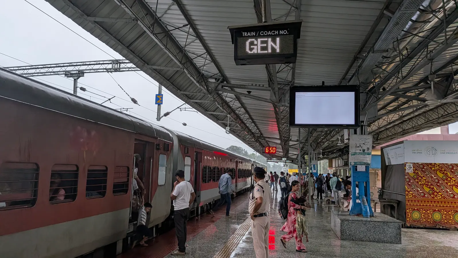 ठाकुरगंज स्टेशन पर चालू हालत मे कोच डिस्प्ले सिस्टम | Prabhat Khabar Network ठाकुरगंज स्टेशन पर चालू हालत मे कोच डिस्प्ले सिस्टम | Prabhat Khabar Network