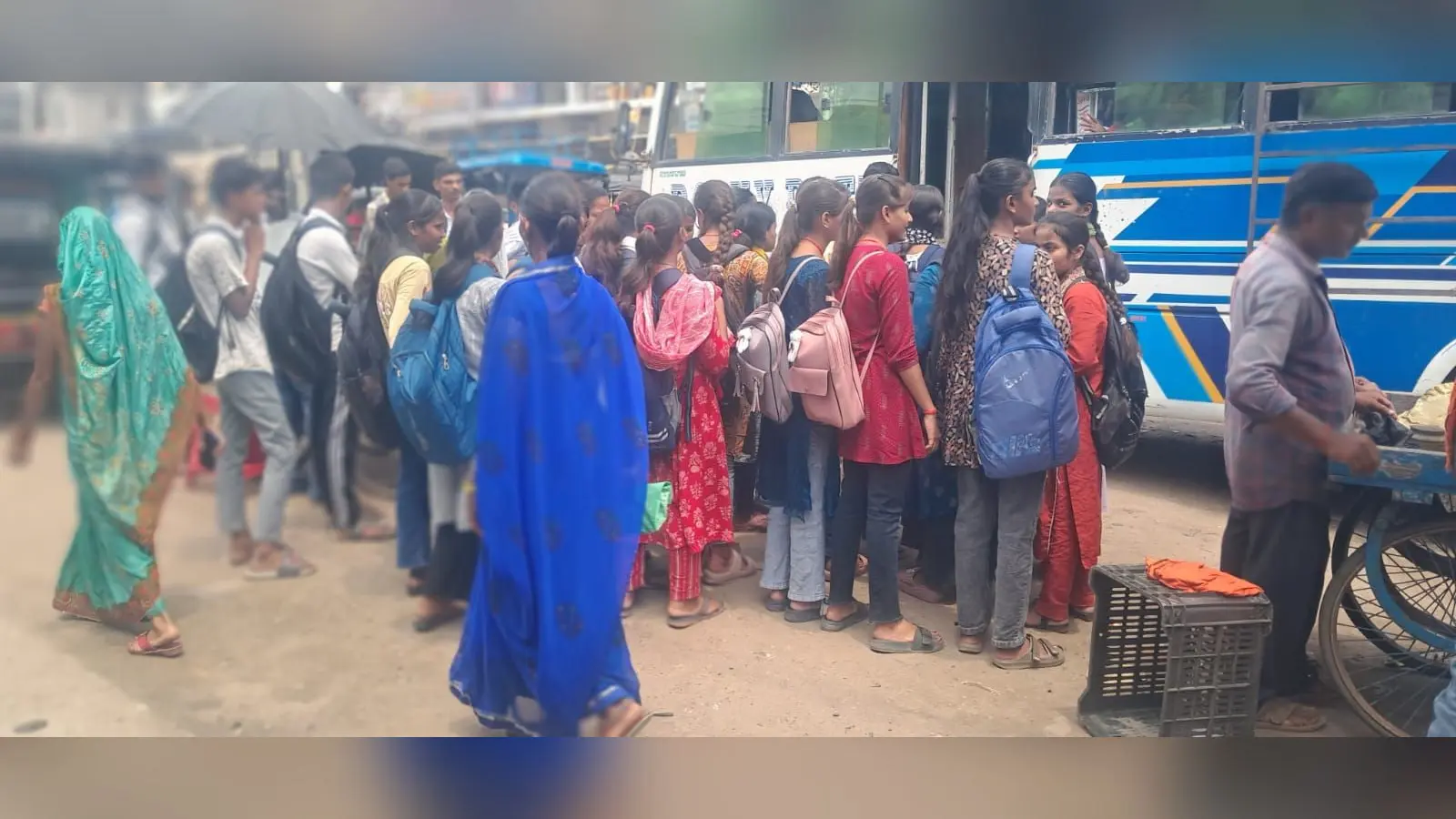 सवारी वाहन का इंतजार करती छात्राएं | Prabhat Khabar Network सवारी वाहन का इंतजार करती छात्राएं | Prabhat Khabar Network