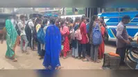 औरंगाबाद में यात्री शेड से लेकर शौचालय तक नहीं, बस का इंतजार करती छात्राओं और महिलाओं की बढ़ी परेशानी