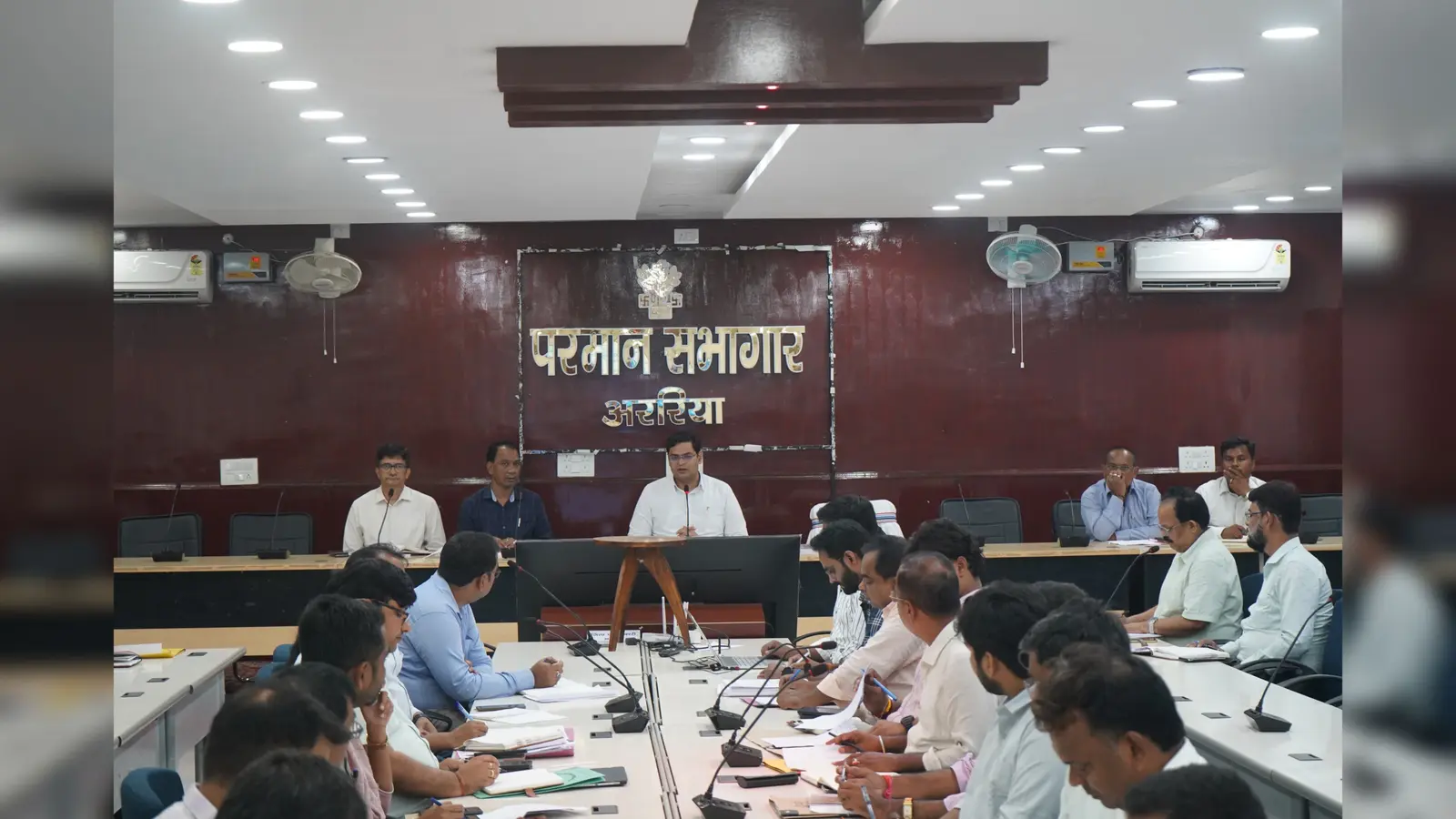अधिकारियों को निर्देश देते जिलाधिकारी | Prabhat Khabar Network अधिकारियों को निर्देश देते जिलाधिकारी | Prabhat Khabar Network