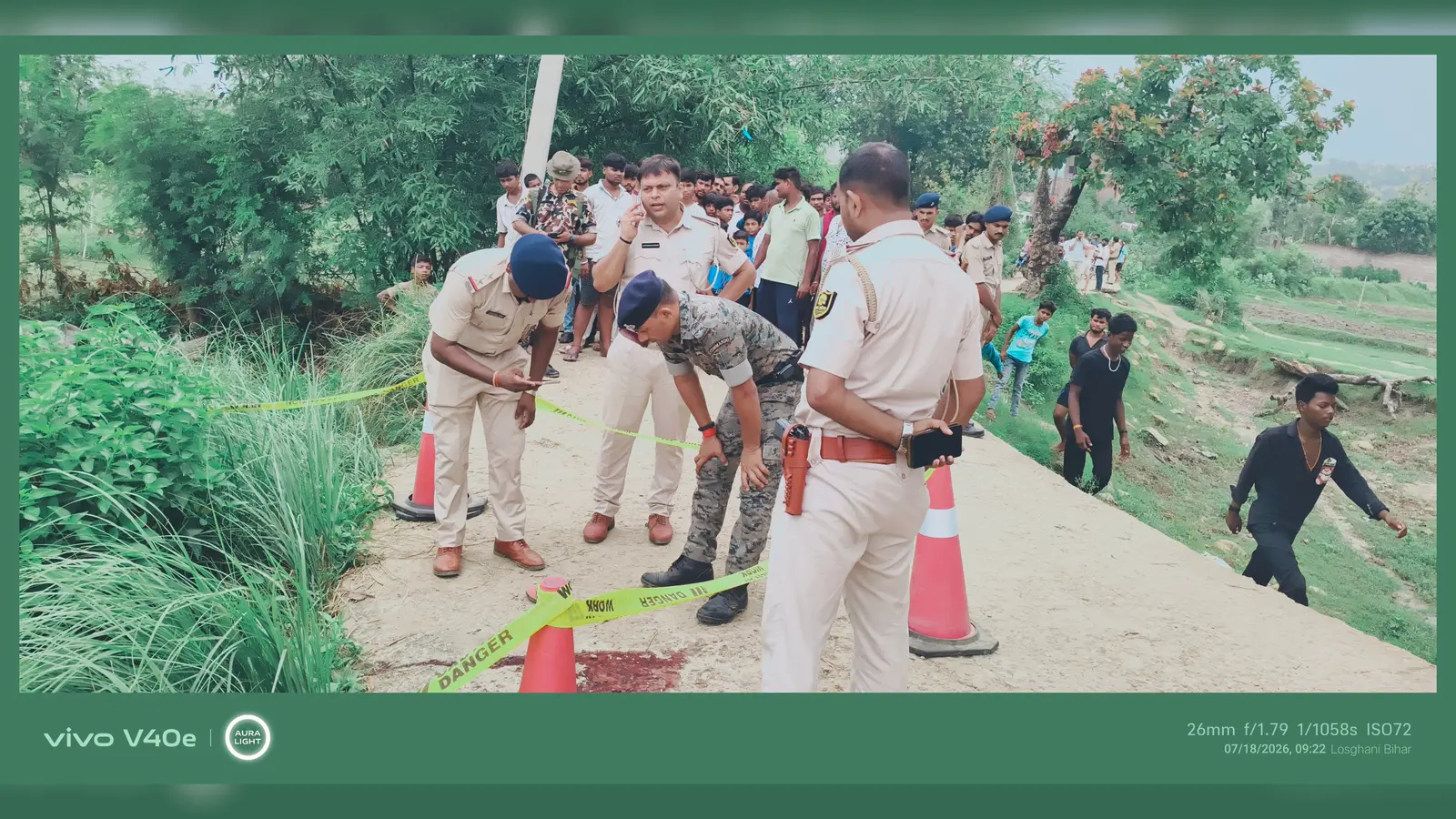 घटनास्थल पर जुटी भीड़ व मौजूद पुलिस पदाधिकारी | Prabhat Khabar Network घटनास्थल पर जुटी भीड़ व मौजूद पुलिस पदाधिकारी | Prabhat Khabar Network