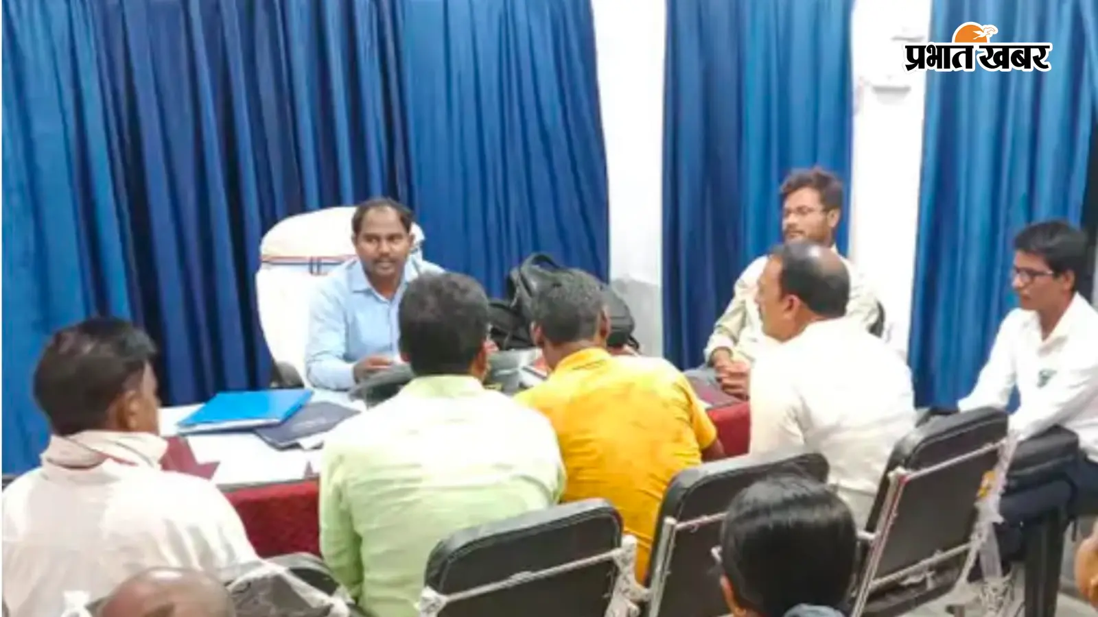 राशन कार्ड अभियान की समीक्षा करते बीडीओ राशन कार्ड अभियान की समीक्षा करते बीडीओ