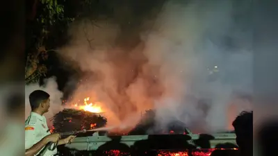 कुरसेला में NH-31 के किनारे मक्के के पुआल में लगी भीषण आग: दमकल कर्मियों ने टाला बड़ा हादसा