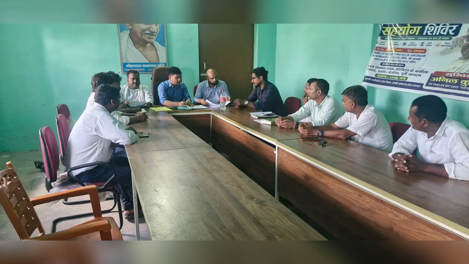 फोटो कैप्सन : सेमरा पंचायत में आयोजित होने वाले सहयोग शिविर का जायजा लेते बीडीओ, सीओ व उपस्थित मुखिया व अन्य | Prabhat Khabar Network फोटो कैप्सन : सेमरा पंचायत में आयोजित होने वाले सहयोग शिविर का जायजा लेते बीडीओ, सीओ व उपस्थित मुखिया व अन्य | Prabhat Khabar Network