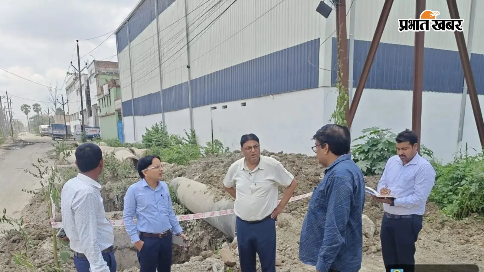 सिवरेज का निरिक्षण केते अधिकारी सिवरेज का निरिक्षण केते अधिकारी