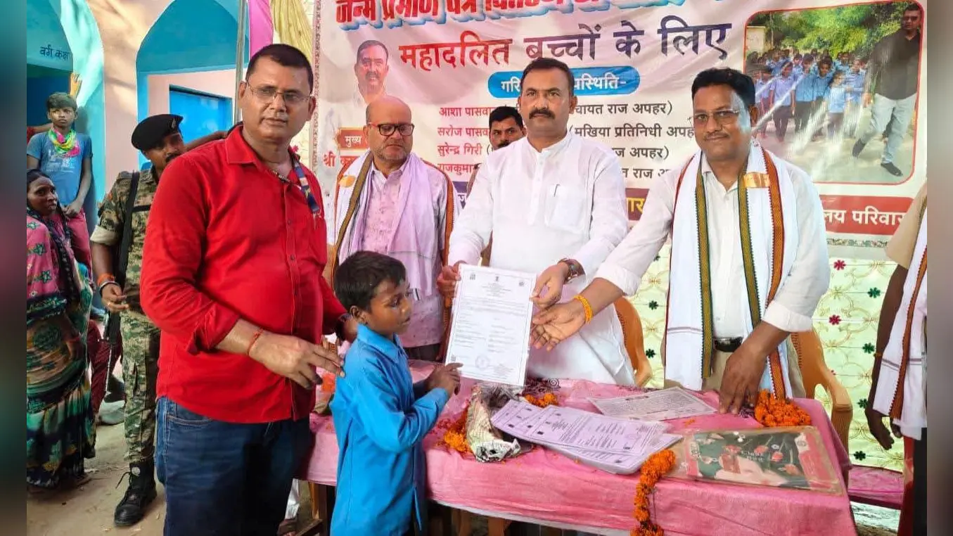 जन्म प्रमाण पत्र वितरण करते विधायक कृष्ण कुमार मंटू | Prabhat Khabar Network जन्म प्रमाण पत्र वितरण करते विधायक कृष्ण कुमार मंटू | Prabhat Khabar Network