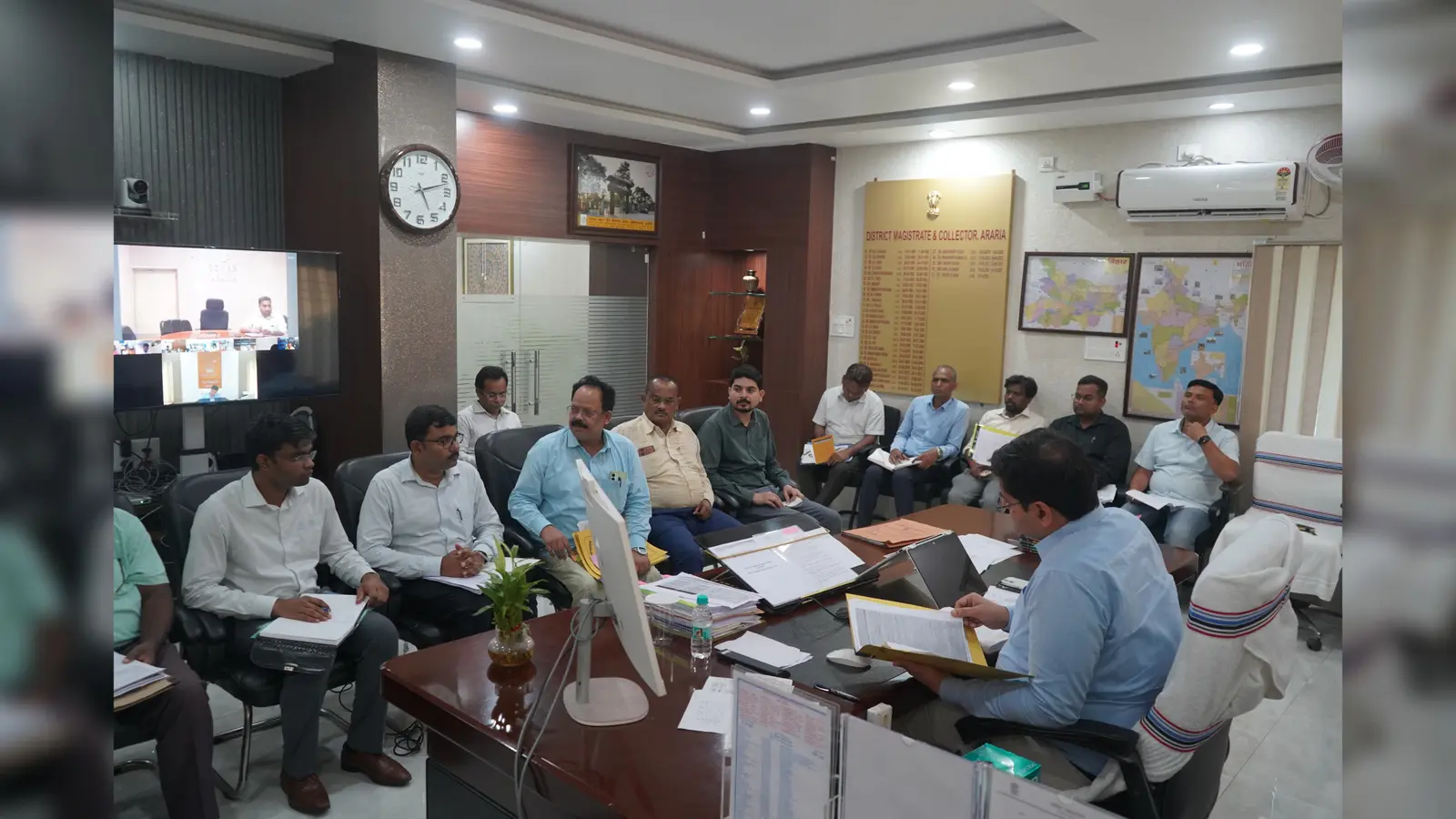 अधिकारियों के साथ बैठक करते जिलाधिकारी | Prabhat Khabar Network अधिकारियों के साथ बैठक करते जिलाधिकारी | Prabhat Khabar Network