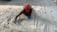 75 वर्षीय दिव्यांग कांवरिया की अटूट आस्था, दंडवत यात्रा कर जा रहे देवघर