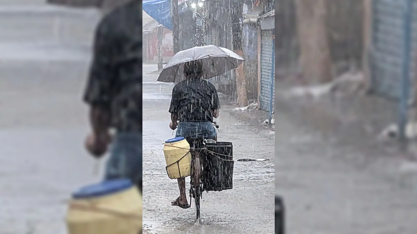 बरसात मे भींगकर दूध बटता ग्वाला | Prabhat Khabar Network बरसात मे भींगकर दूध बटता ग्वाला | Prabhat Khabar Network
