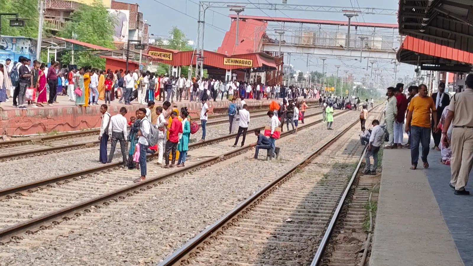 रेलवे ट्रैक पार करते यात्री | Prabhat Khabar Network रेलवे ट्रैक पार करते यात्री | Prabhat Khabar Network