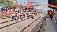 जहानाबाद में फुट ओवरब्रिज छोड़ पटरी पार कर रहे यात्री, हर दिन हादसे को दे रहे दावत