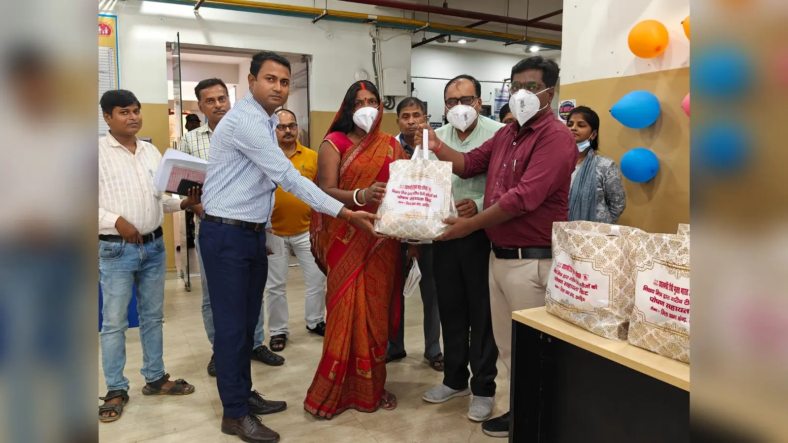 पोषाहार कीट देते प्रभारी चिकित्सा पदाधिकारी | Prabhat Khabar Network पोषाहार कीट देते प्रभारी चिकित्सा पदाधिकारी | Prabhat Khabar Network