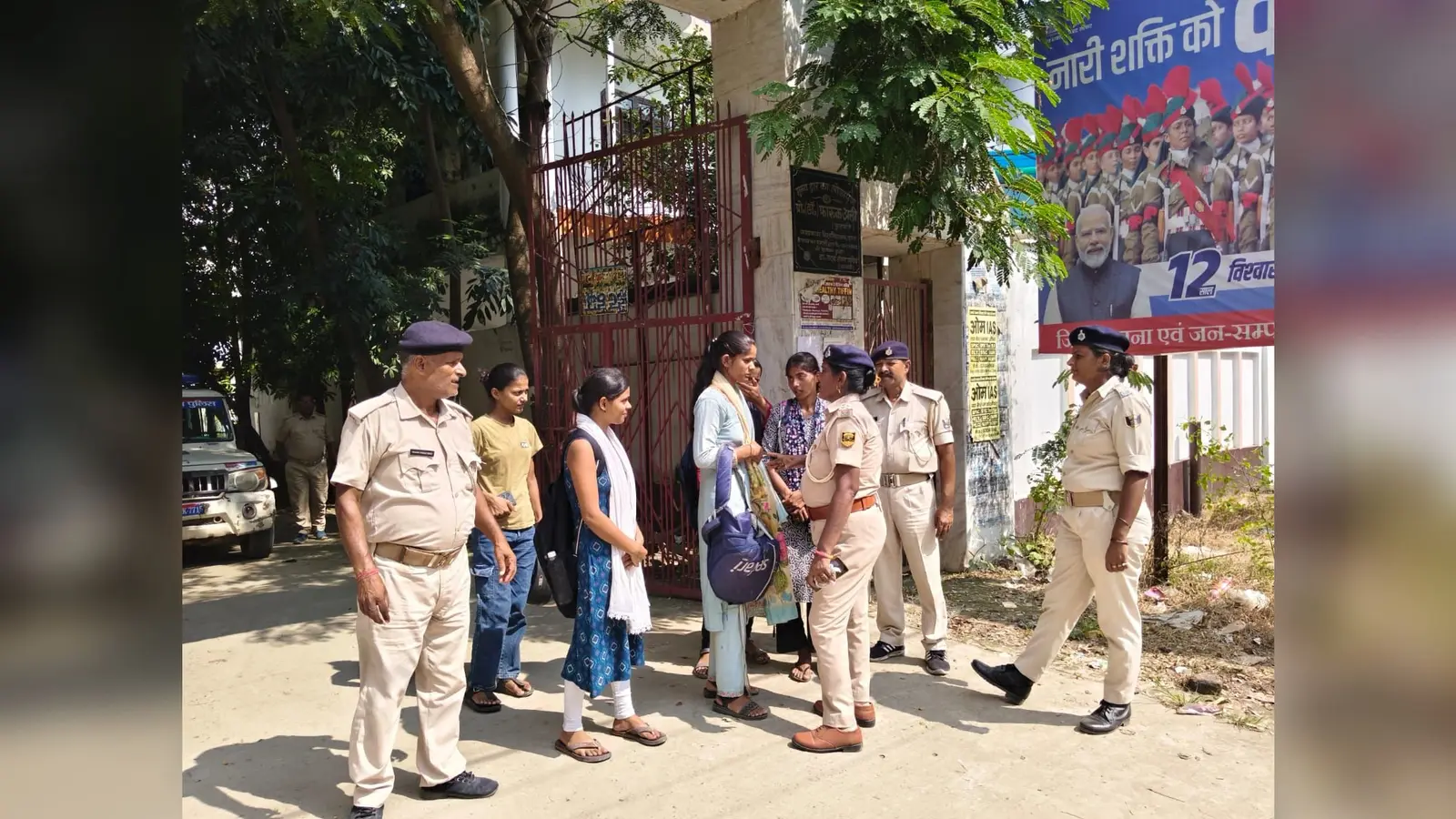 फ़ोटो.कॉलेज के पास छात्राओं से पूछताछ करती टीम | Prabhat Khabar Network फ़ोटो.कॉलेज के पास छात्राओं से पूछताछ करती टीम | Prabhat Khabar Network