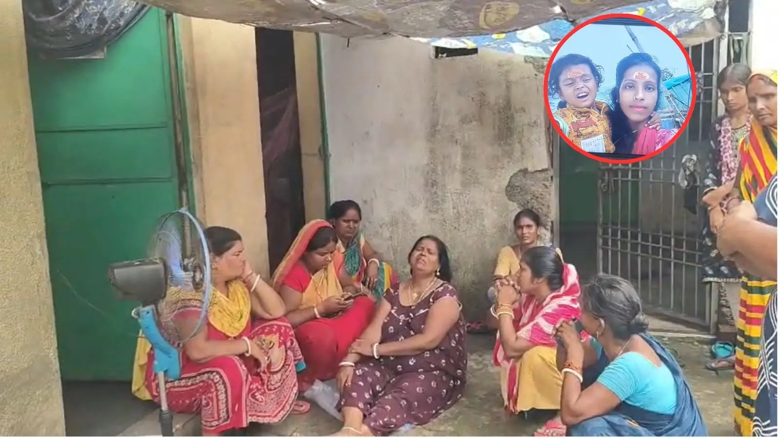 शोकाकुल परिजन. लाल घेरे में मृतक मां बेटे की फाइल फोटो शोकाकुल परिजन. लाल घेरे में मृतक मां बेटे की फाइल फोटो