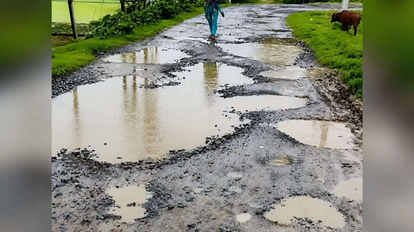 गड्ढों में तब्दील पौआखाली-रसिया की जलमग्न पीएमजीएसवाई सड़क | Prabhat Khabar Network गड्ढों में तब्दील पौआखाली-रसिया की जलमग्न पीएमजीएसवाई सड़क | Prabhat Khabar Network