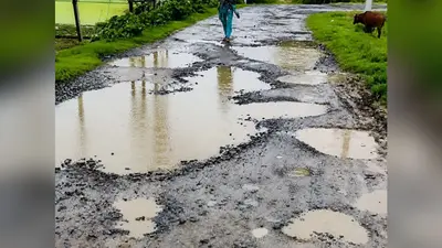 विकास की धीमी रफ्तार से सहमे ग्रामीण: मूसलाधार बारिश में 'तालाब' बनी पौआखाली-रसिया मुख्य सड़क