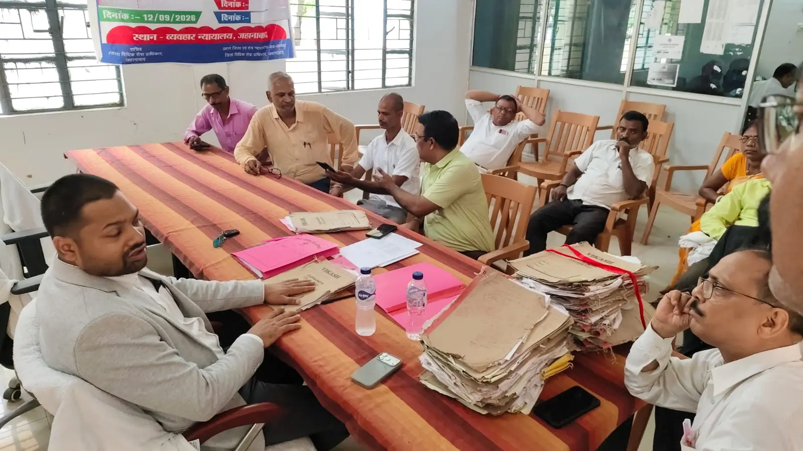 विशेष लोक अदालत में मामलों का निपटारा करते अधिकारी | Prabhat Khabar Network विशेष लोक अदालत में मामलों का निपटारा करते अधिकारी | Prabhat Khabar Network