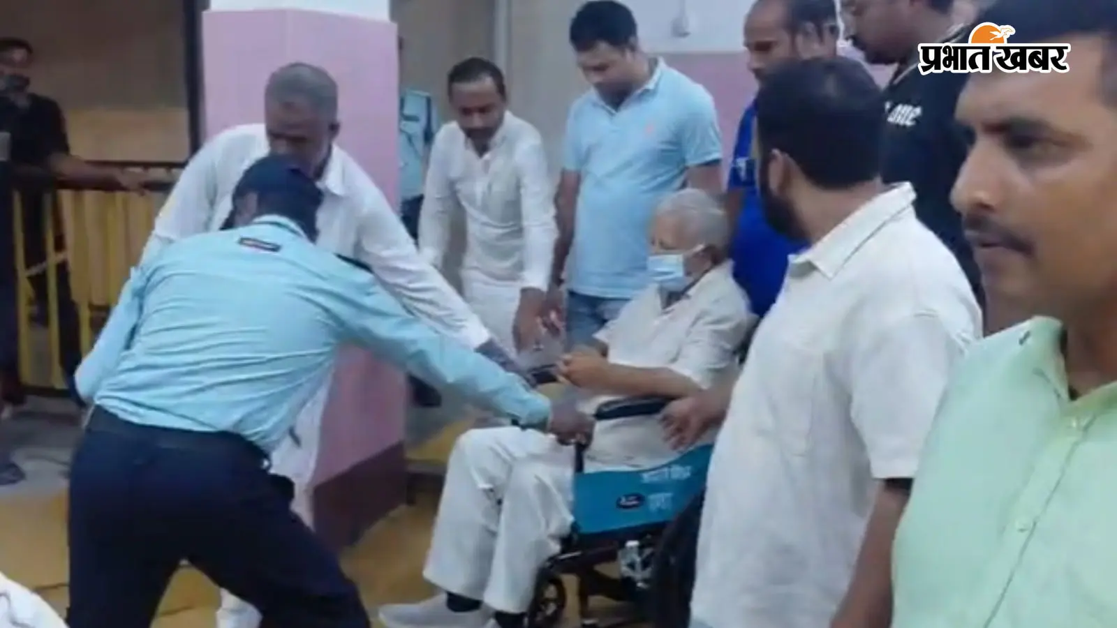 लालू प्रसाद को हॉस्पिटल से ले जाते हुए लालू प्रसाद को हॉस्पिटल से ले जाते हुए
