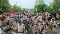 बक्सर: इटाढ़ी रेलवे गुमटी खोलने की मांग पर छठे दिन भी धरना जारी, रेल चक्का जाम की कोशिश; आरपीएफ ने रोकी