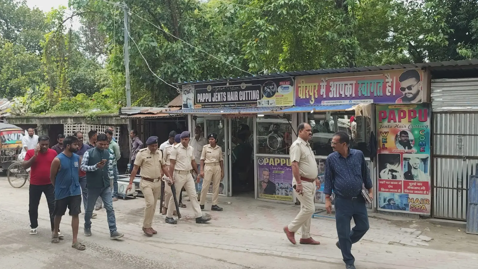 फोटो कैप्शन - अतिक्रमण मुक्त कराते सीओ और थानाध्यक्ष | Prabhat Khabar Network फोटो कैप्शन - अतिक्रमण मुक्त कराते सीओ और थानाध्यक्ष | Prabhat Khabar Network