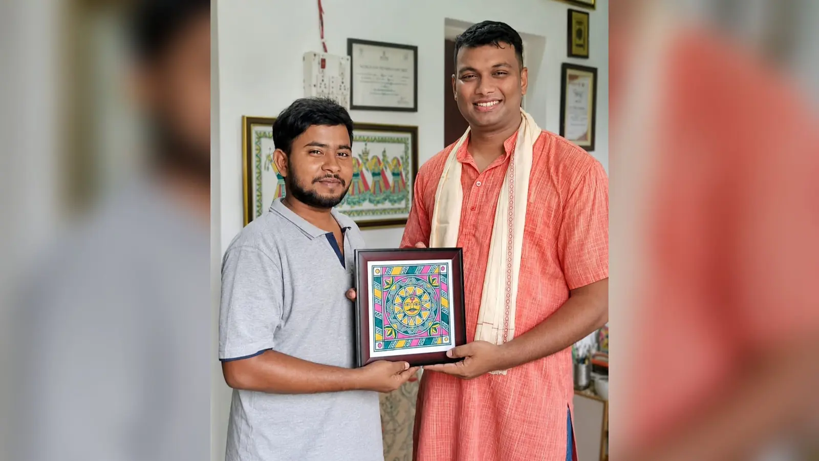 गुलाबी कुर्ता में मंजूषा पेंटिंग लेते लंदन के शोध छात्र अमन आनंद. | Prabhat Khabar Network गुलाबी कुर्ता में मंजूषा पेंटिंग लेते लंदन के शोध छात्र अमन आनंद. | Prabhat Khabar Network