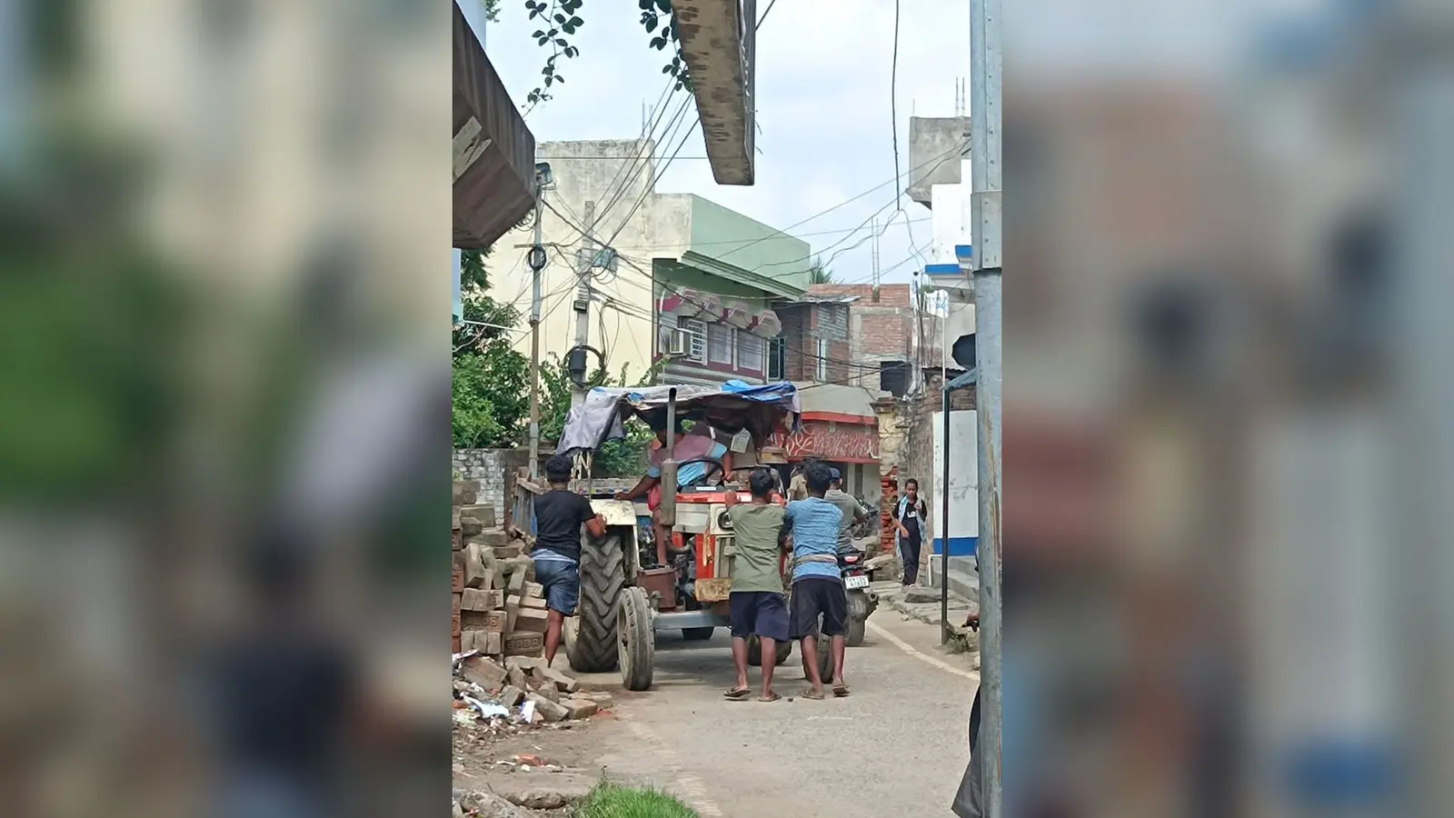नगर पंचायत हबीबपुर का कूड़ा ढुने वाला ट्रैक्टर हुआ खराब धक्का मारकर ट्रैक्टर स्टार्ट करते सफाई कर्मी लगा गली में जाम | Prabhat Khabar Network नगर पंचायत हबीबपुर का कूड़ा ढुने वाला ट्रैक्टर हुआ खराब धक्का मारकर ट्रैक्टर स्टार्ट करते सफाई कर्मी लगा गली में जाम | Prabhat Khabar Network