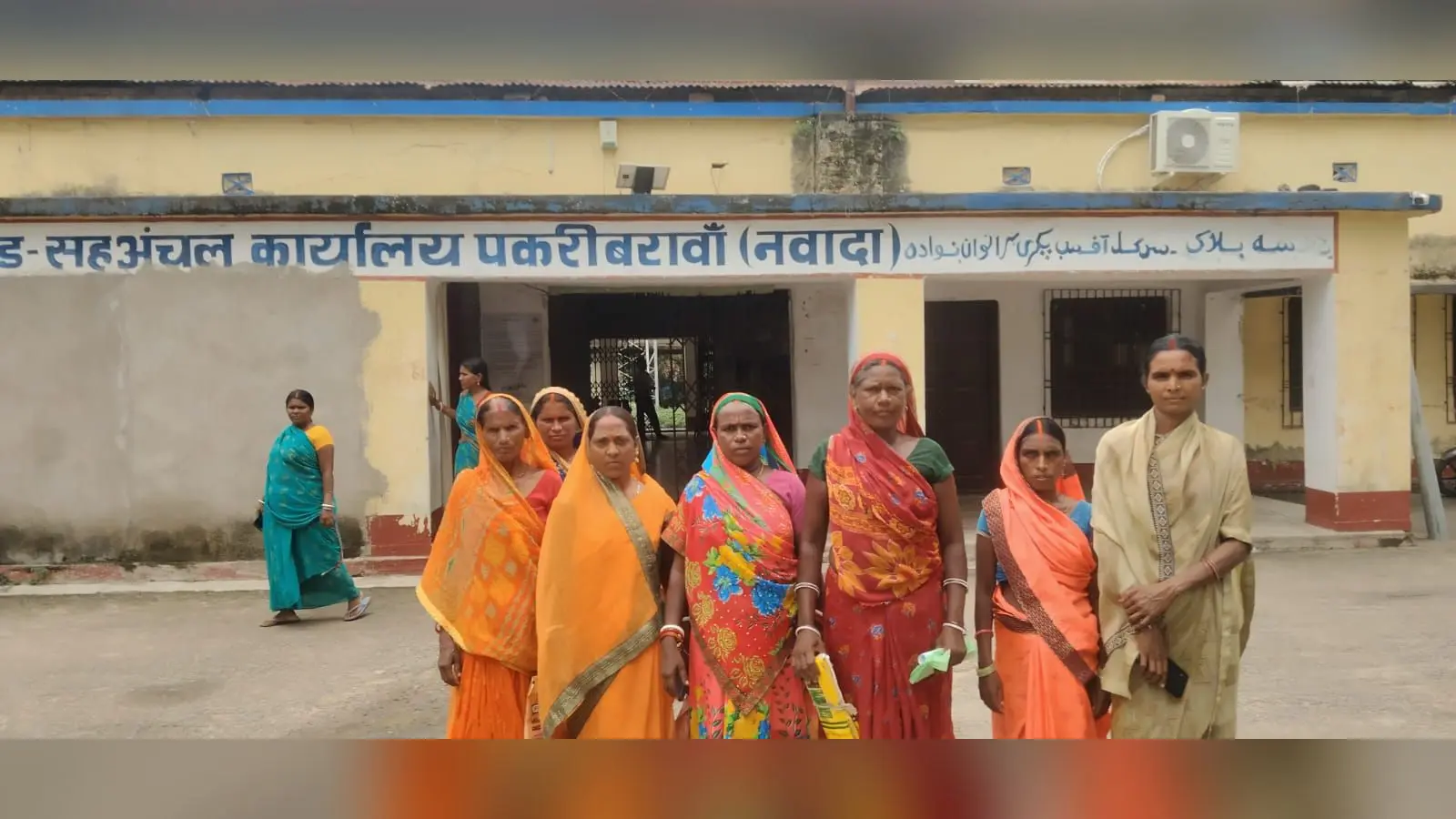 केशौरी गांव की महिलाएं जल-नल योजना चालू कराने की मांग को लेकर बीडीओ को सौंपा आवेदन. | Prabhat Khabar Network केशौरी गांव की महिलाएं जल-नल योजना चालू कराने की मांग को लेकर बीडीओ को सौंपा आवेदन. | Prabhat Khabar Network